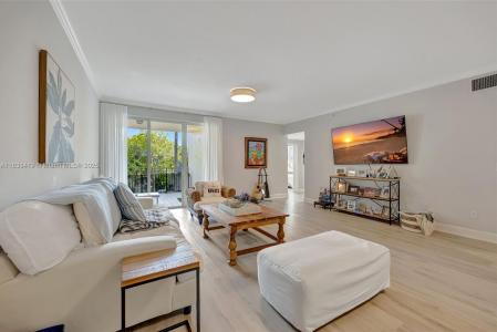 7588 SW 102nd St 203, Pinecrest, Florida 33156, USA
