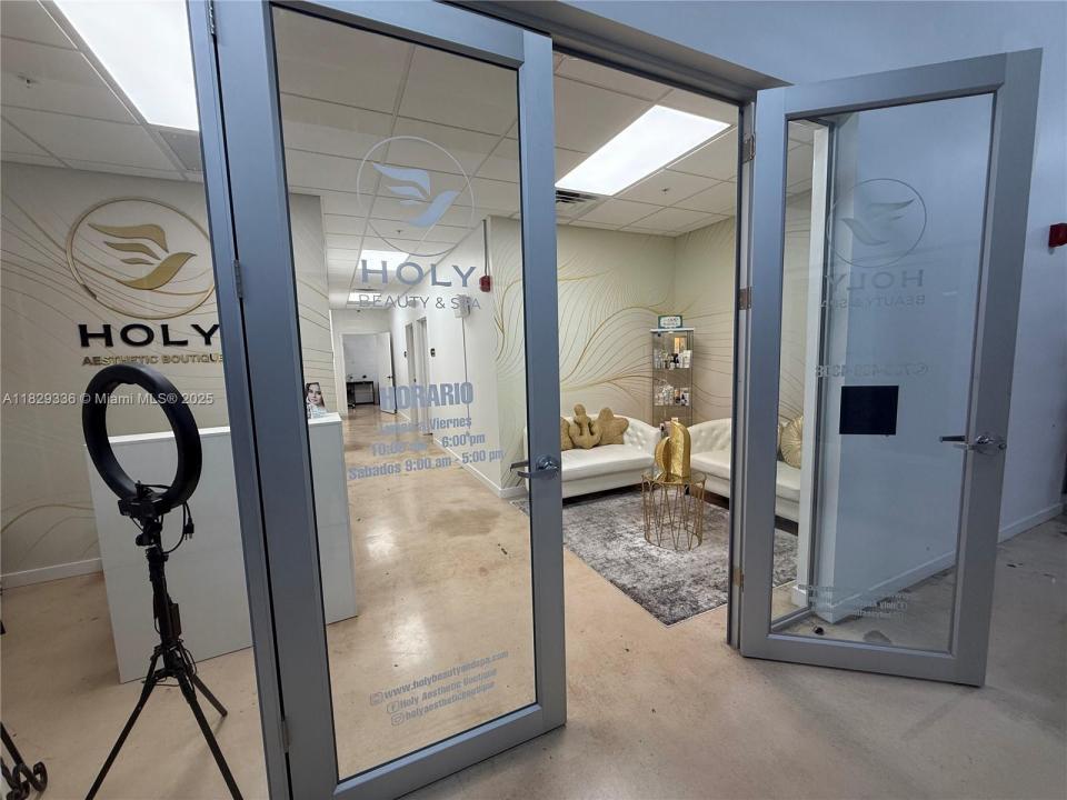 7445 W 4th Ave Unit #110, Hialeah, 佛罗里达州 33014, 美国