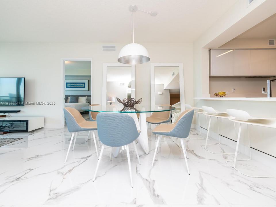 300 Sunny Isles Blvd 5-1605, Sunny Isles Beach, Floryda 33160, USA