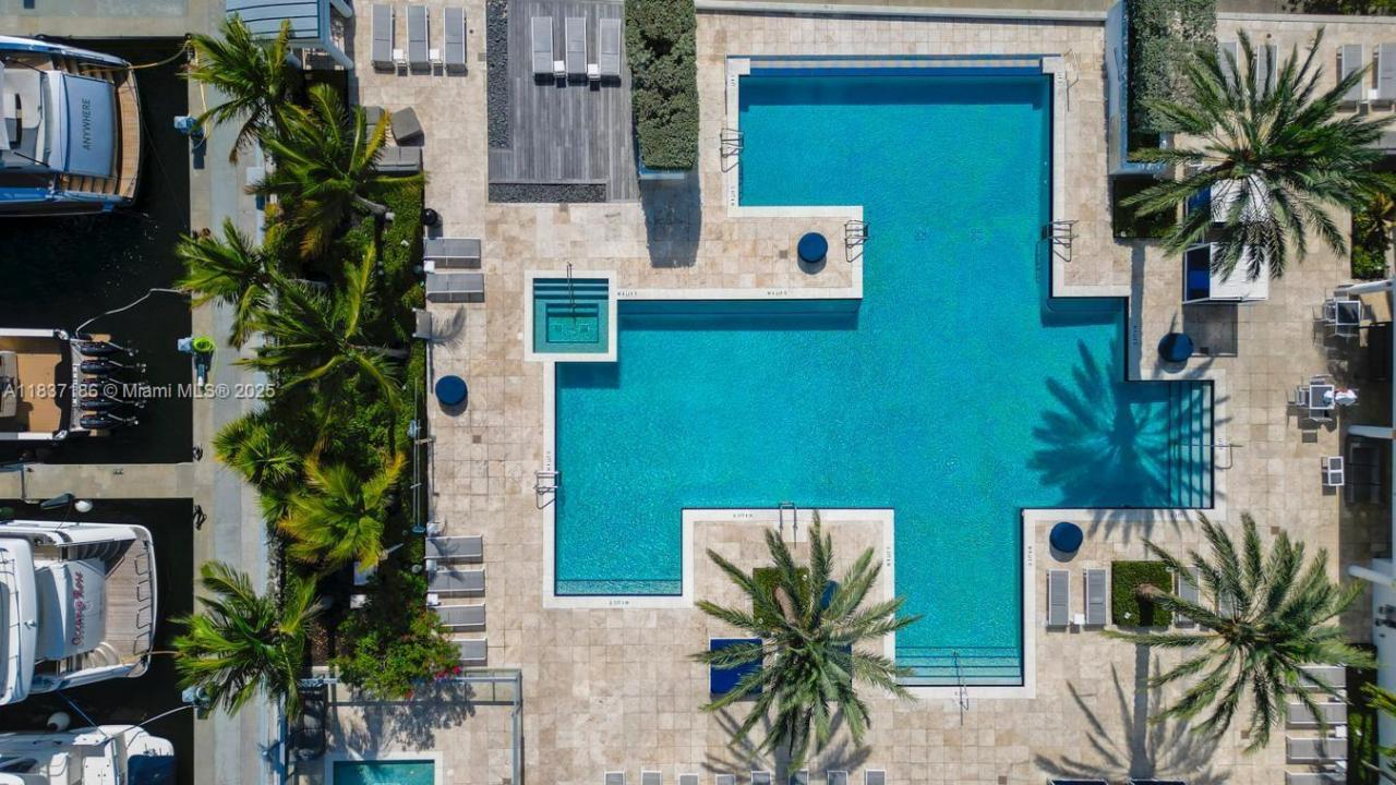17111 Biscayne Blvd 909, North Miami Beach, פלורידה 33160, ארצות הברית של אמריקה 