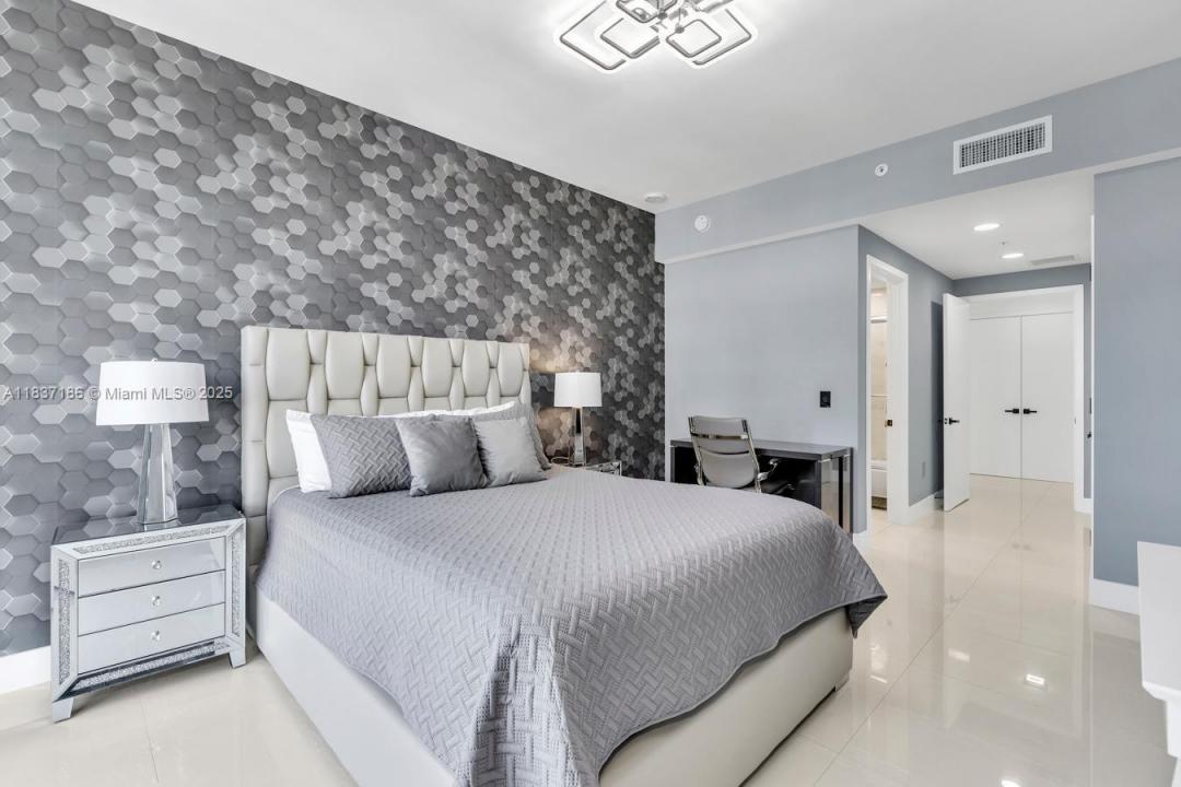 17111 Biscayne Blvd 909, North Miami Beach, פלורידה 33160, ארצות הברית של אמריקה 