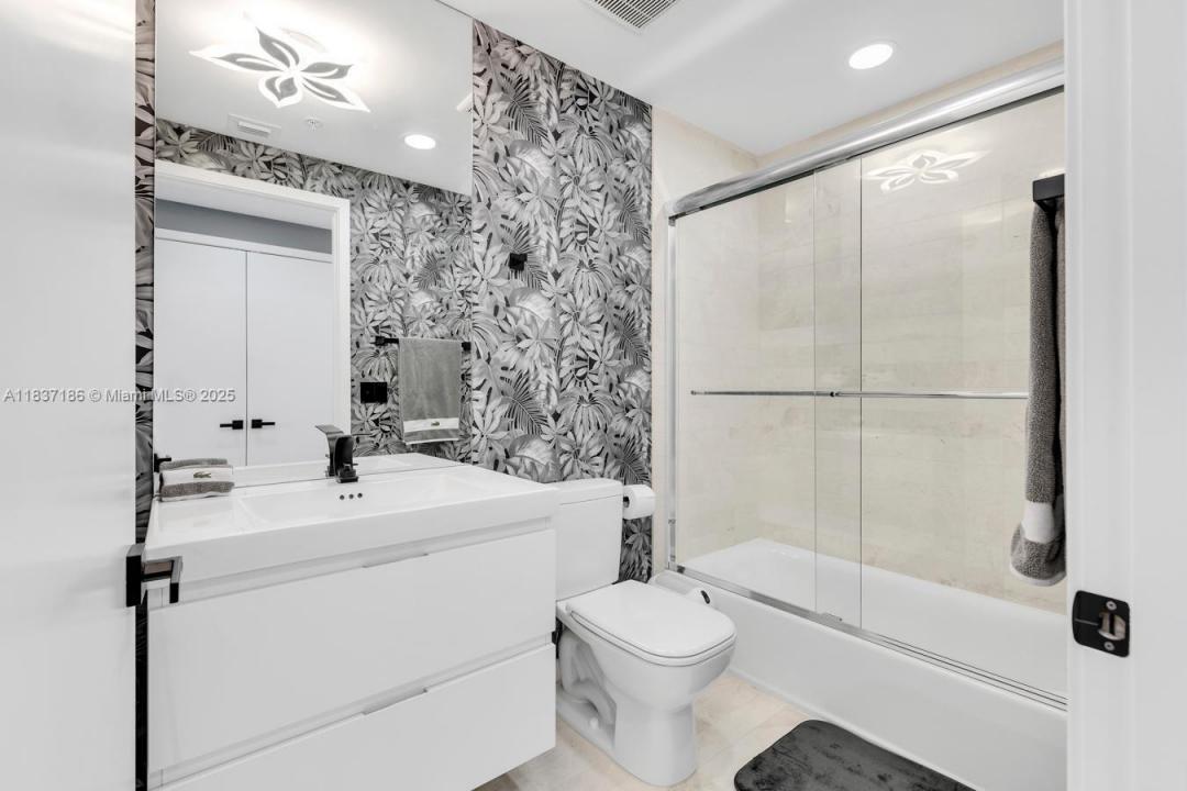 17111 Biscayne Blvd 909, North Miami Beach, פלורידה 33160, ארצות הברית של אמריקה 