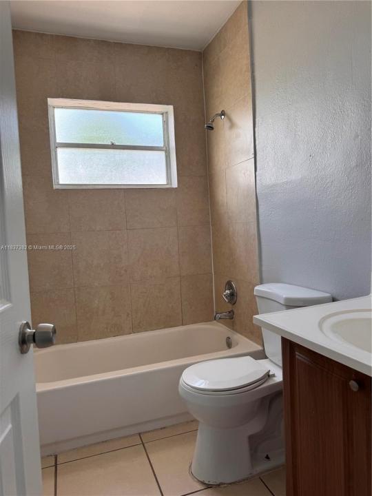 1131 NE 211th Ter 1131, Miami, Florida 33179, Stati Uniti