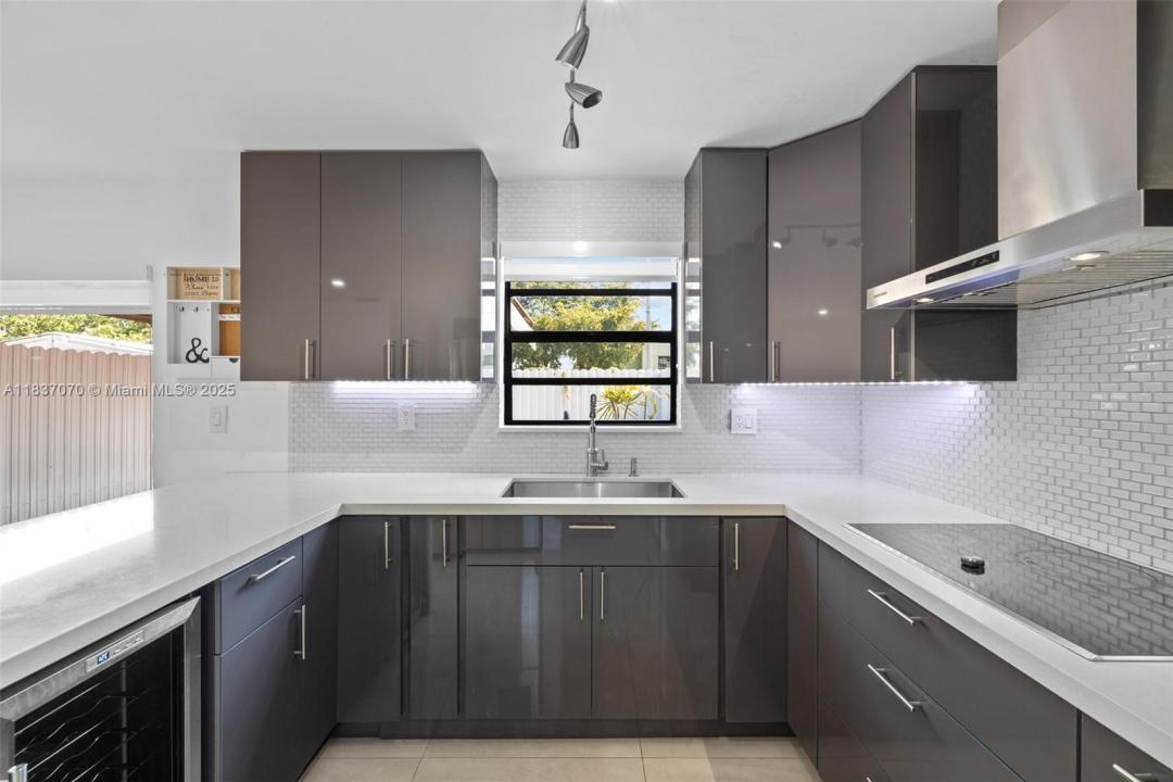 10932 NW 7th St 902, Miami, Florida 33172, USA