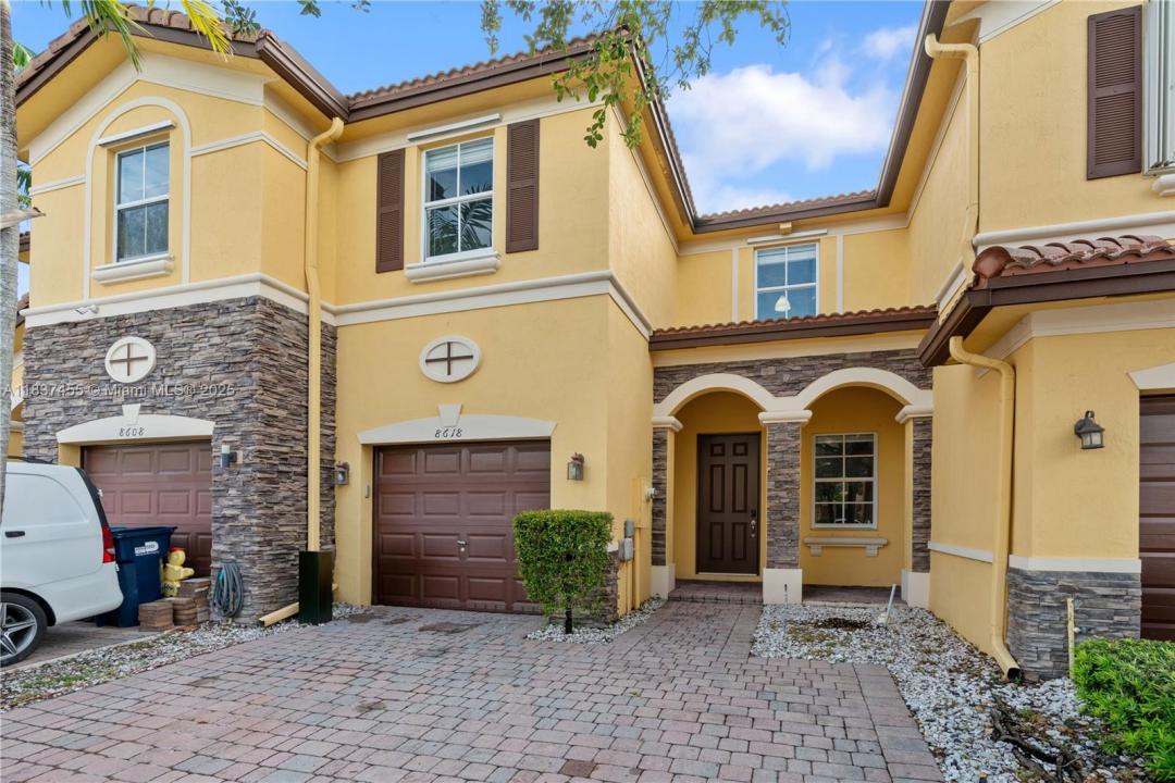8618 NW 113th Ct ., Doral, Floryda 33178, USA