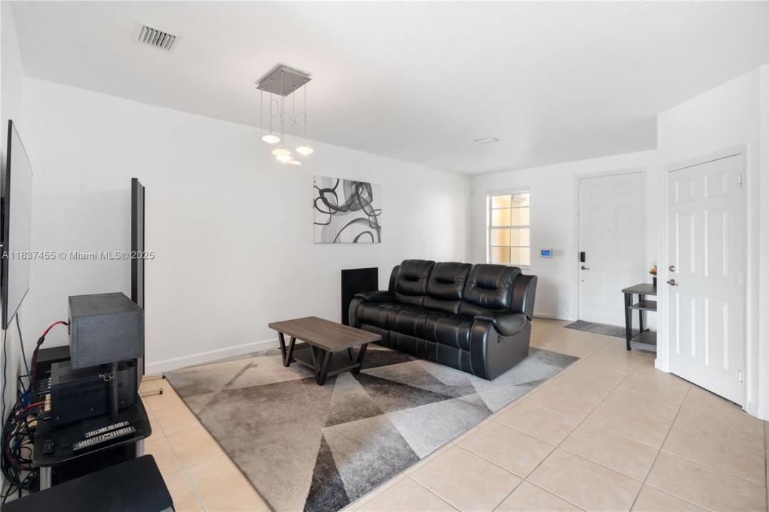 8618 NW 113th Ct ., Doral, Floryda 33178, USA