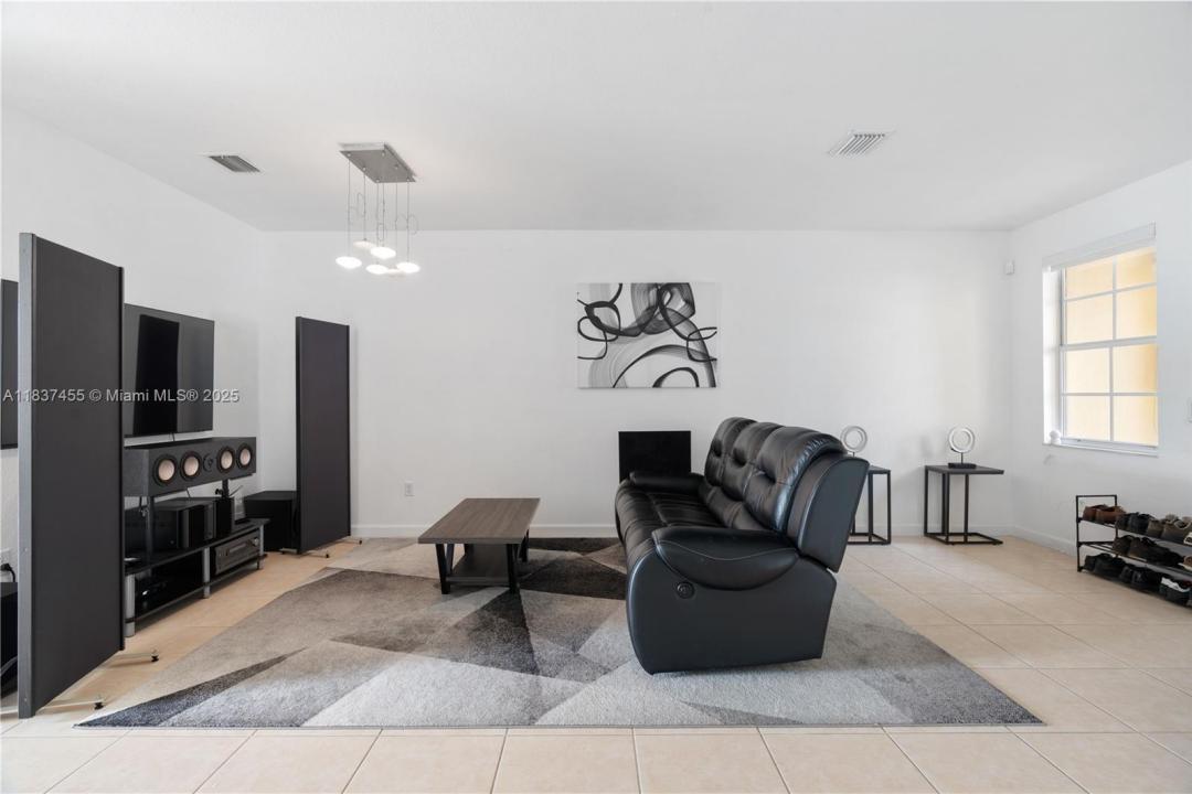 8618 NW 113th Ct ., Doral, Floryda 33178, USA