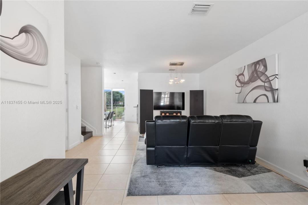 8618 NW 113th Ct ., Doral, Floryda 33178, USA