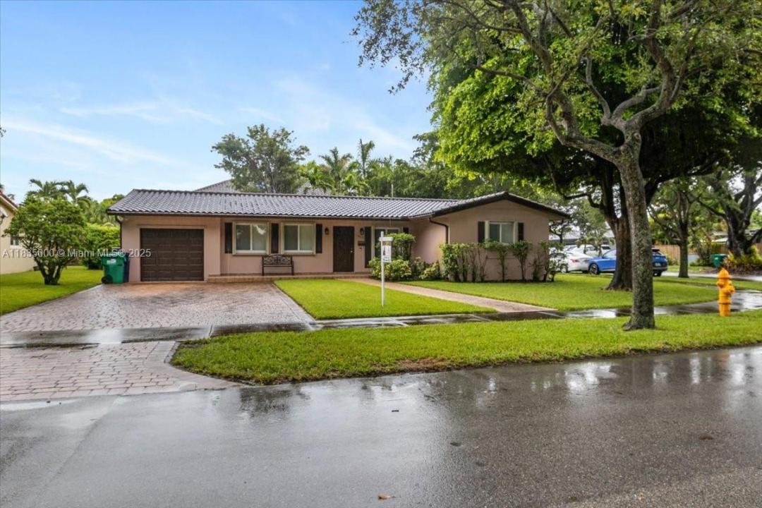14181 Leaning Pine Dr, Miami Lakes, Florida 33014
