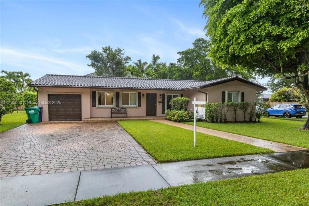 14181 Leaning Pine Dr, Miami Lakes, Florida 33014