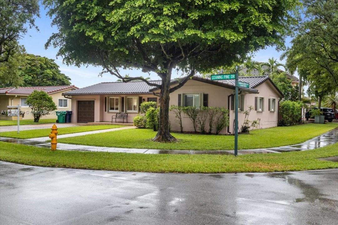14181 Leaning Pine Dr, Miami Lakes, Florida 33014