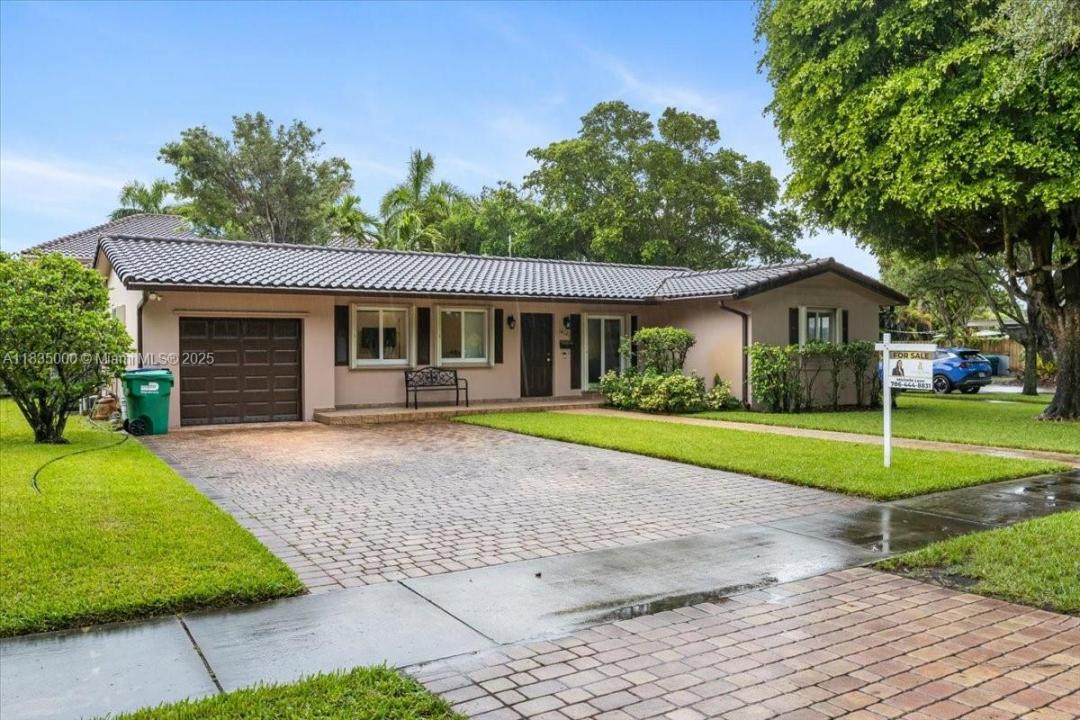 14181 Leaning Pine Dr, Miami Lakes, Florida 33014