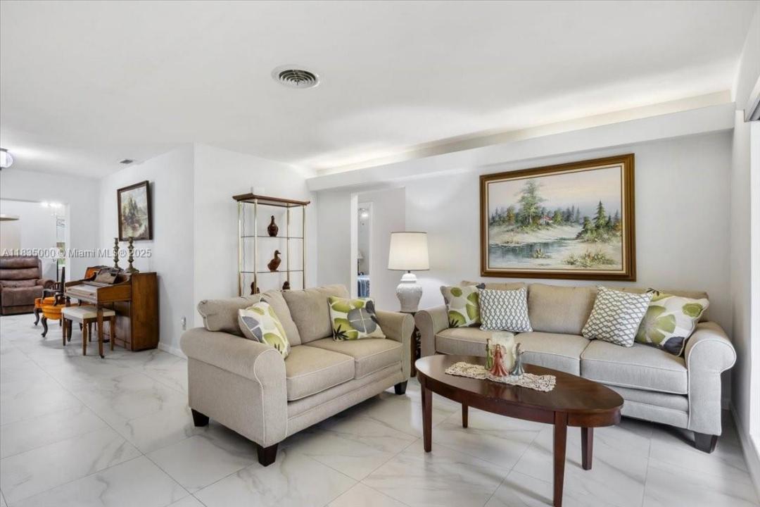 14181 Leaning Pine Dr, Miami Lakes, Florida 33014