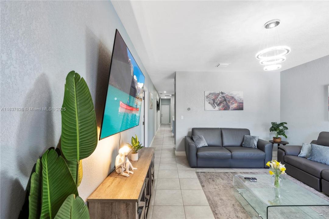 817 NW 1st Ave 819, Fort Lauderdale, Florida 33311