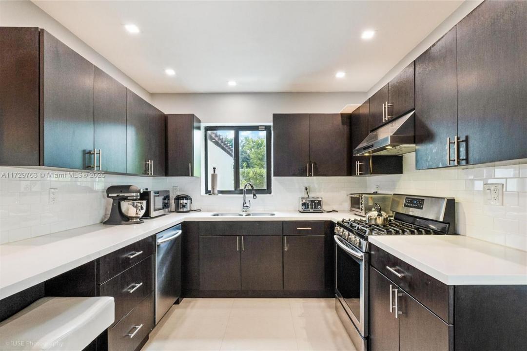 185 NW 86th St, El Portal, فلوريدا 33150, الولايات المتحدة