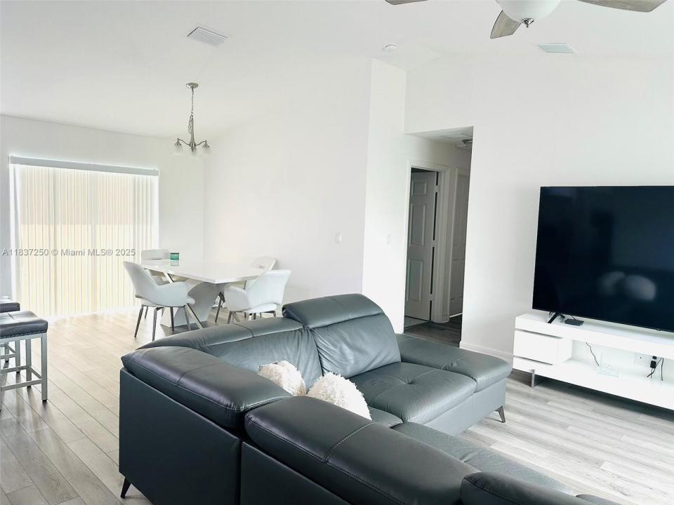 2524 NE 5 Ave, Cape Coral, 佛罗里达州 33909, 美国