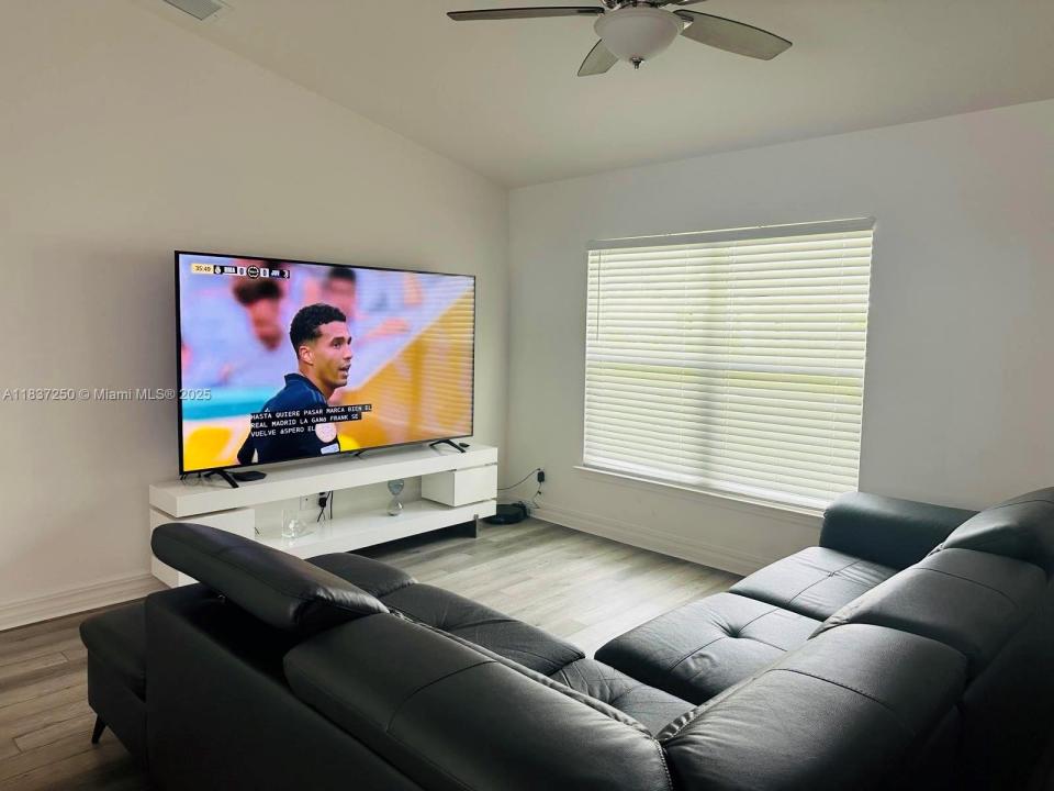 2524 NE 5 Ave, Cape Coral, 佛罗里达州 33909, 美国