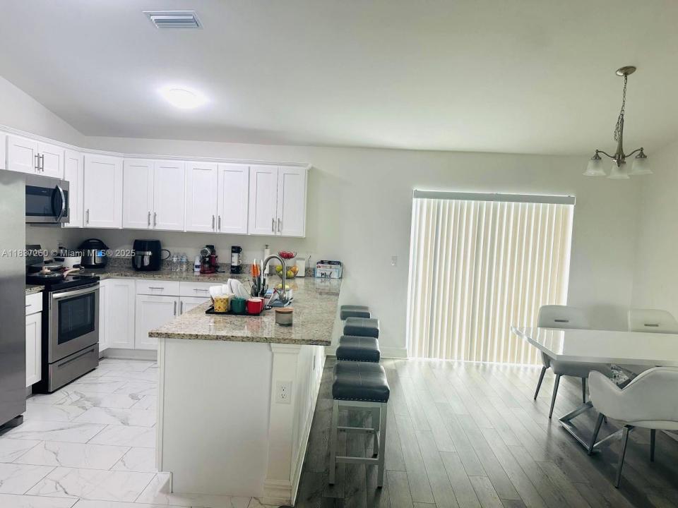 2524 NE 5 Ave, Cape Coral, 佛罗里达州 33909, 美国