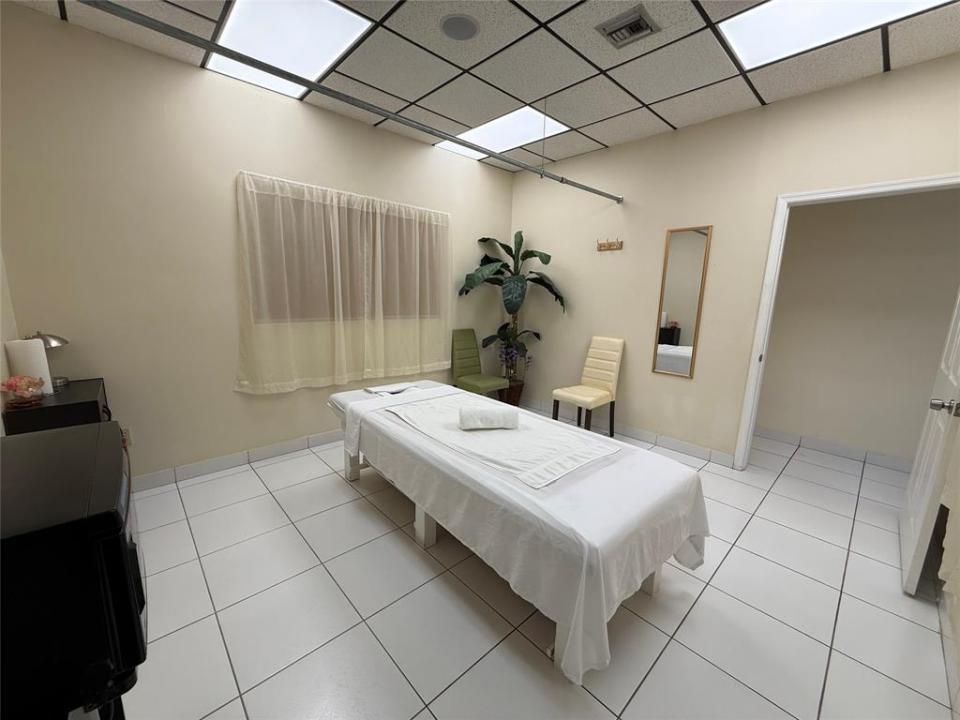 E COMMERCIAL, Fort Lauderdale, Florida 33308