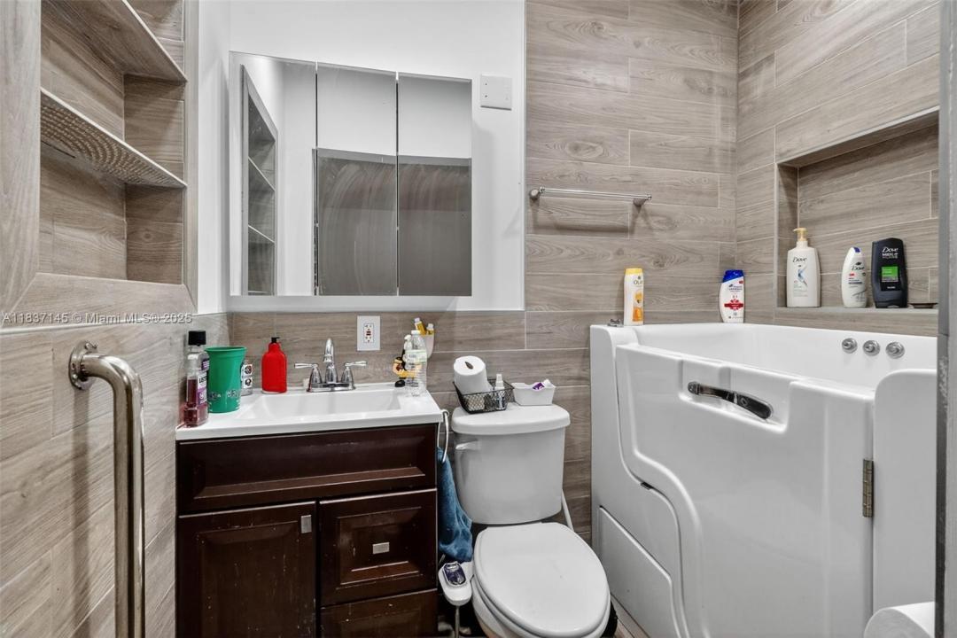 480 NE 109th St, Miami, Florida 33161