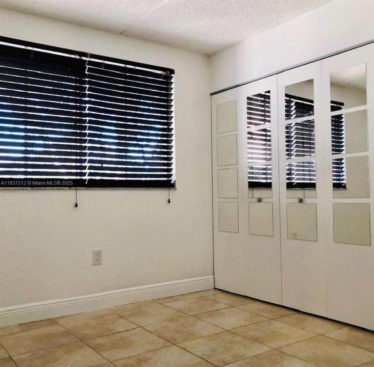 6155 NW 186th St 212, Hialeah, Florida 33015, HOA KỲ