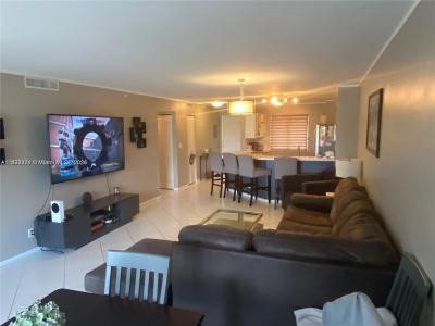 2205 S Cypress Bend Dr 302, Pompano Beach, Florida 33069, USA
