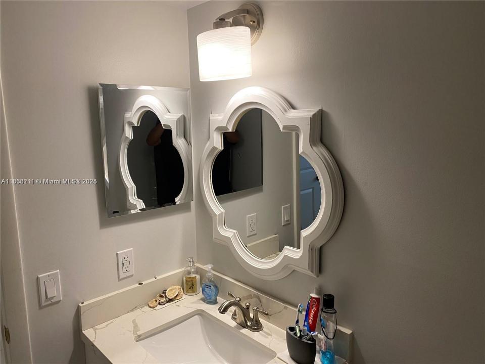 2205 S Cypress Bend Dr 302, Pompano Beach, 佛罗里达州 33069, 美国