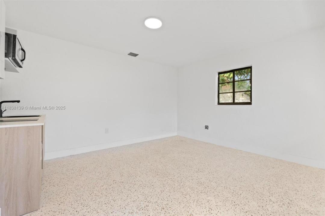 2442 SW 3rd St 3, Miami, 佛罗里达州 33135, 美国
