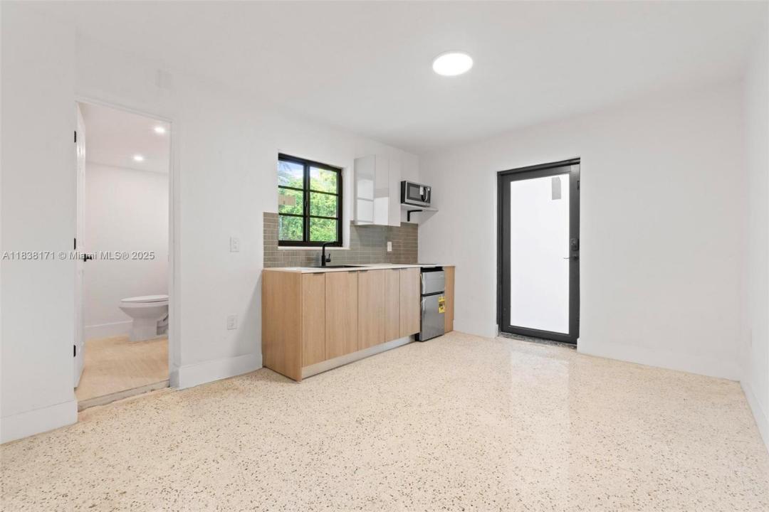 2442 SW 3rd St 4, Miami, 佛罗里达州 33135, 美国