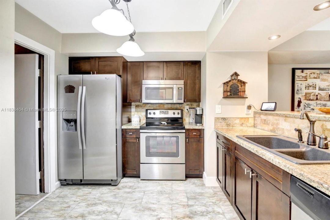 9715 NW 23rd Ct, Pembroke Pines, 佛罗里达州 33024, 美国