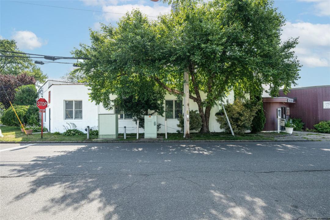 2-4 Manhasset Avenue, North Hempstead, New York 11050, USA