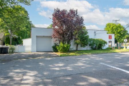 2-4 Manhasset Avenue, North Hempstead, New York 11050, USA