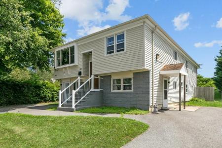 132 Maple Avenue, Middletown, RI 02842, USA