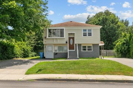 132 Maple Avenue, Middletown, RI 02842, USA