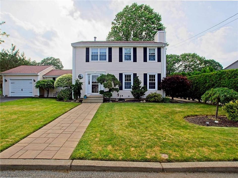 15 Lilac Circle, Cranston, Rhode Island 02920