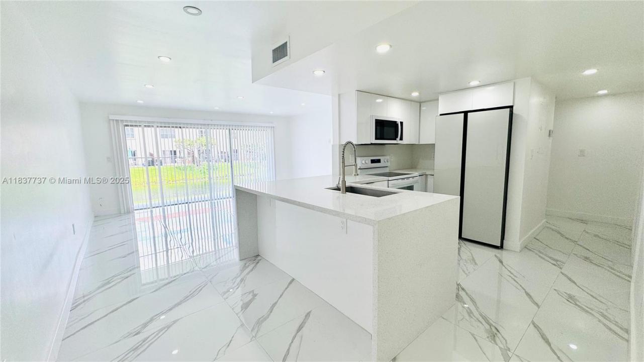 9375 Fontainebleau Blvd L111, Miami, Florida 33172, USA