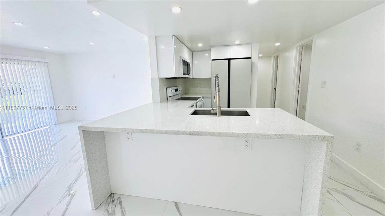 9375 Fontainebleau Blvd L111, Miami, Florida 33172, USA