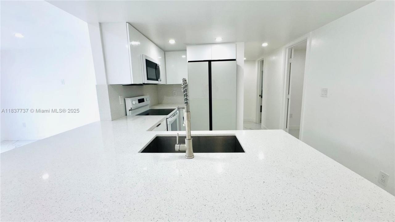 9375 Fontainebleau Blvd L111, Miami, Florida 33172, USA