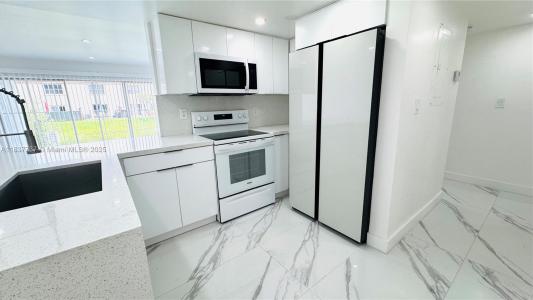 9375 Fontainebleau Blvd L111, Miami, Florida 33172, USA