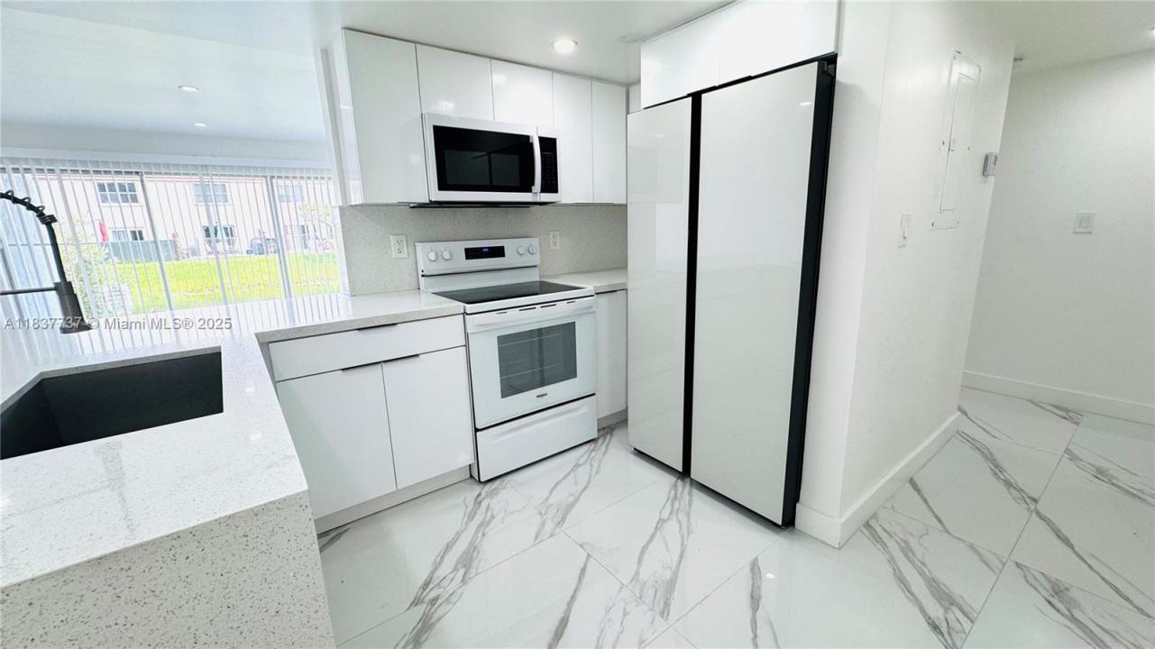 9375 Fontainebleau Blvd L111, Miami, Florida 33172, USA