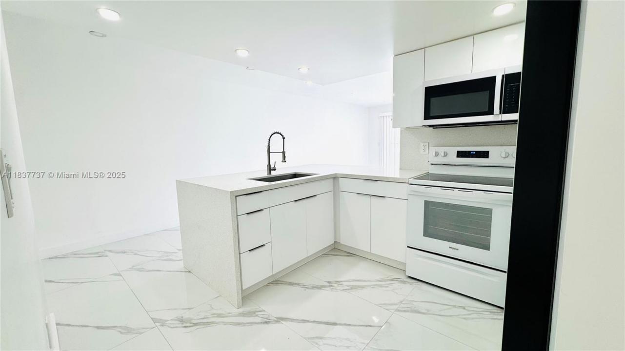 9375 Fontainebleau Blvd L111, Miami, Florida 33172, USA