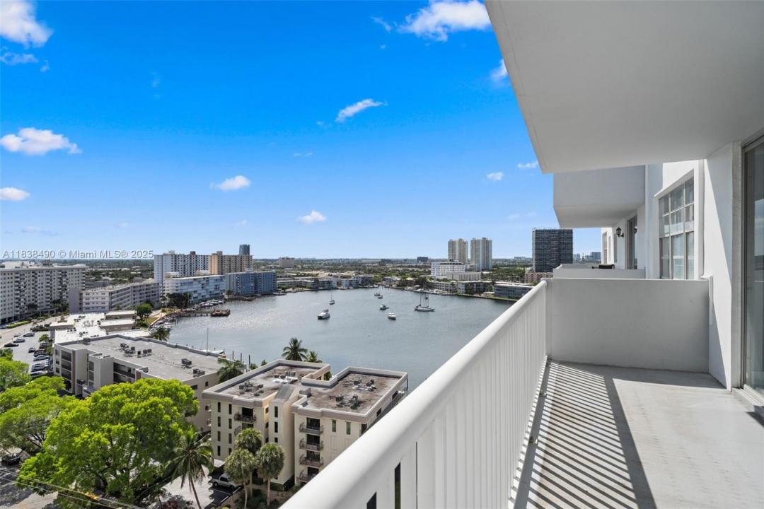 137 Golden Isles Dr 1512, Hallandale Beach, Florida 33009, USA