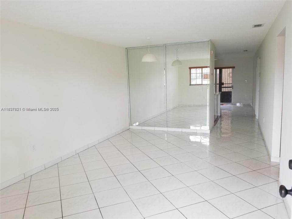 8851 NW 119th 4112, Hialeah Gardens, Floryda 33018, USA