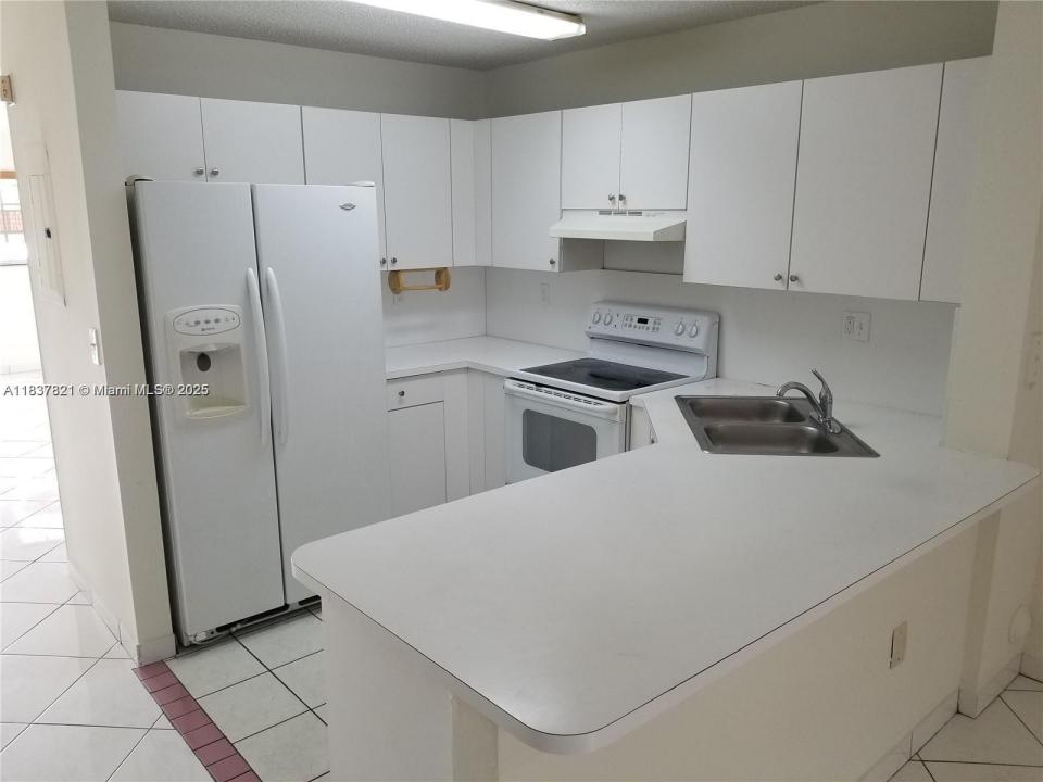 8851 NW 119th 4112, Hialeah Gardens, Floryda 33018, USA