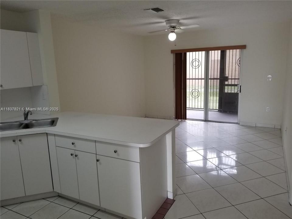 8851 NW 119th 4112, Hialeah Gardens, Floryda 33018, USA
