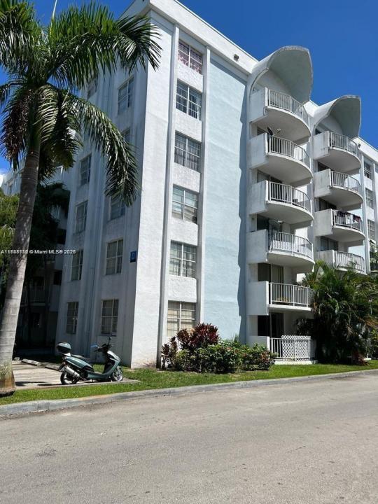 498 NW 165th St Rd D-407, Miami, Floride 33169, États-Unis