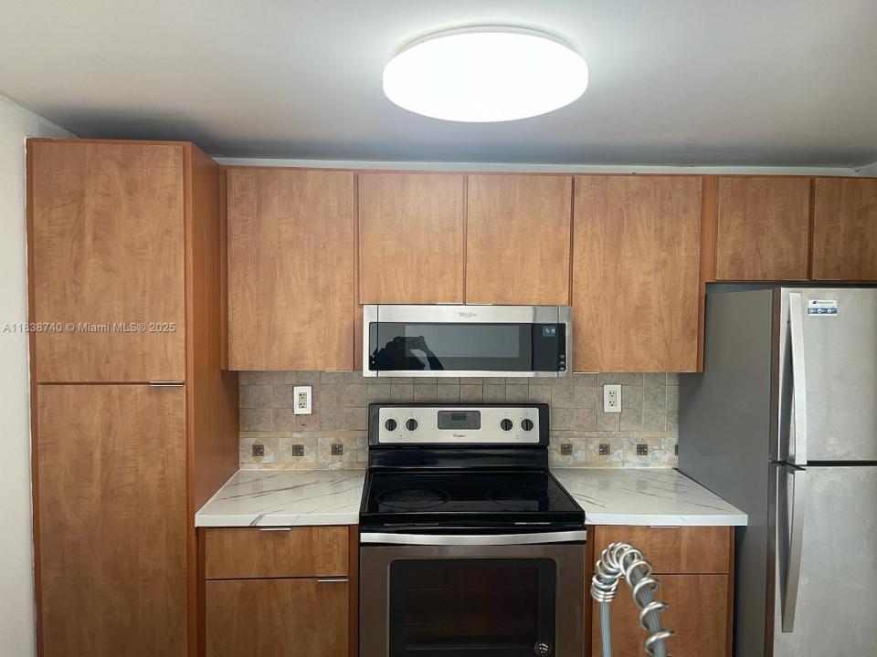 6995 NW 186th St E305, Hialeah, Florida 33015, Amerika Birleşik Devletleri