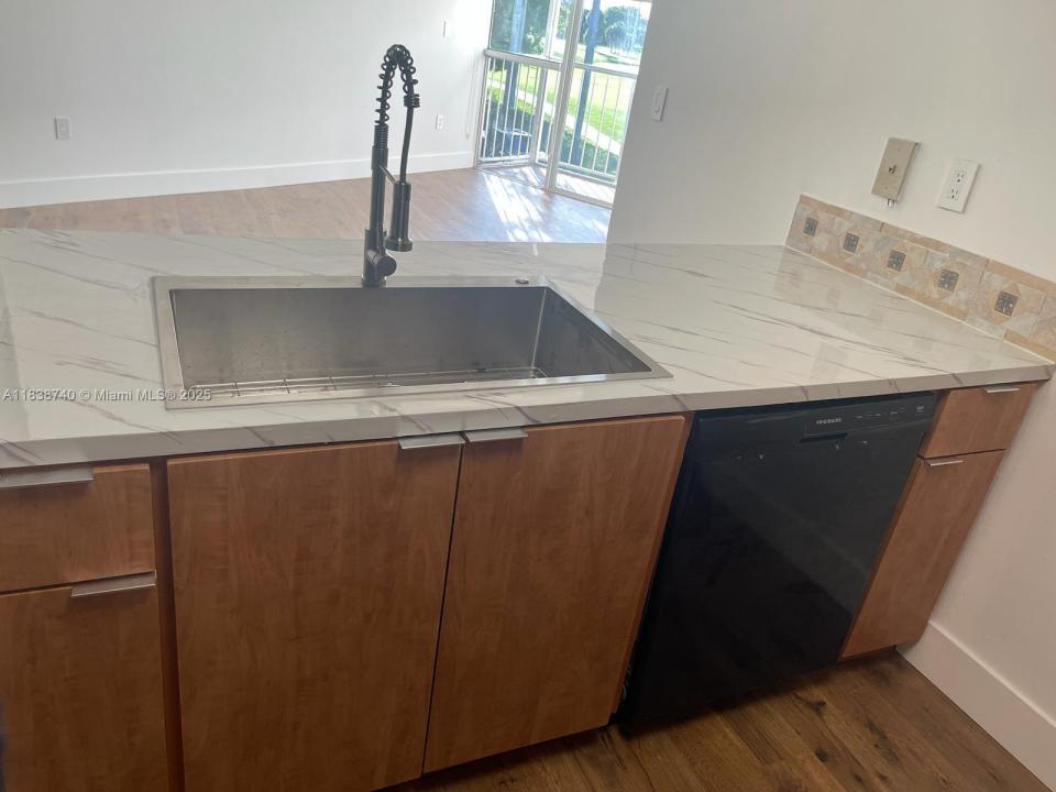 6995 NW 186th St E305, Hialeah, Florida 33015, Amerika Birleşik Devletleri