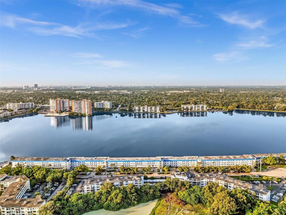 1170 NE 191st St 24, Miami, Floride 33179, États-Unis