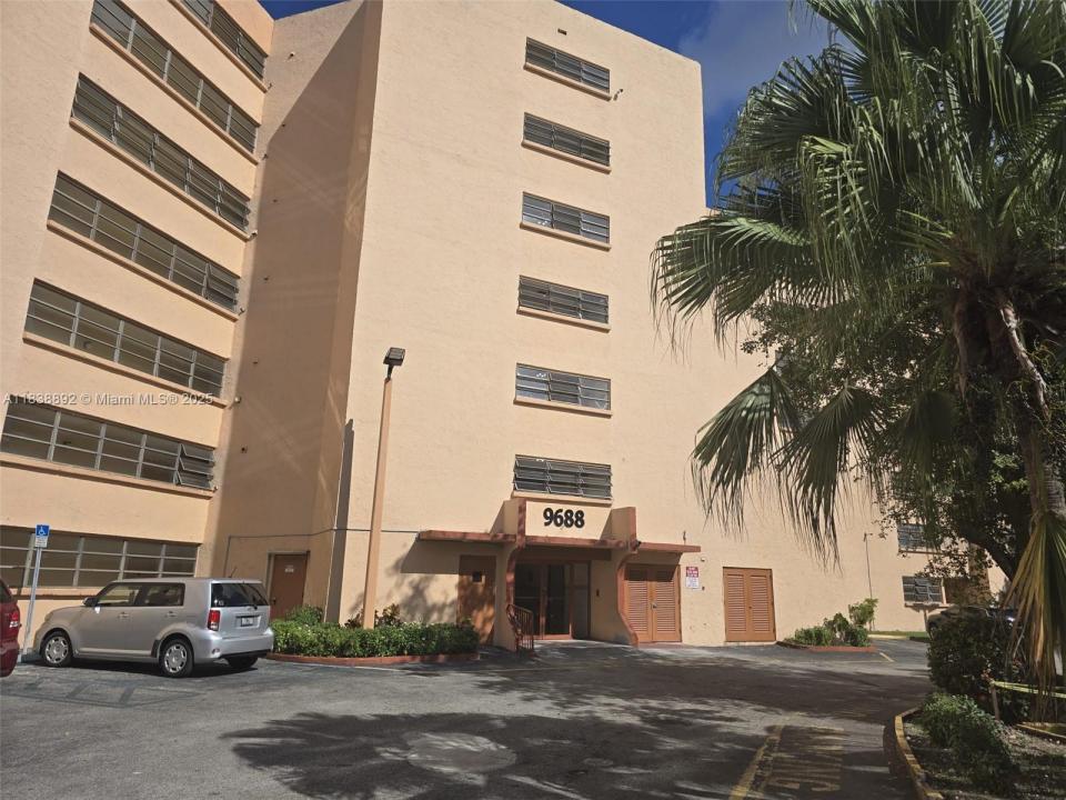 9688 Fontainebleau Blvd 409, Miami, Florida 33172